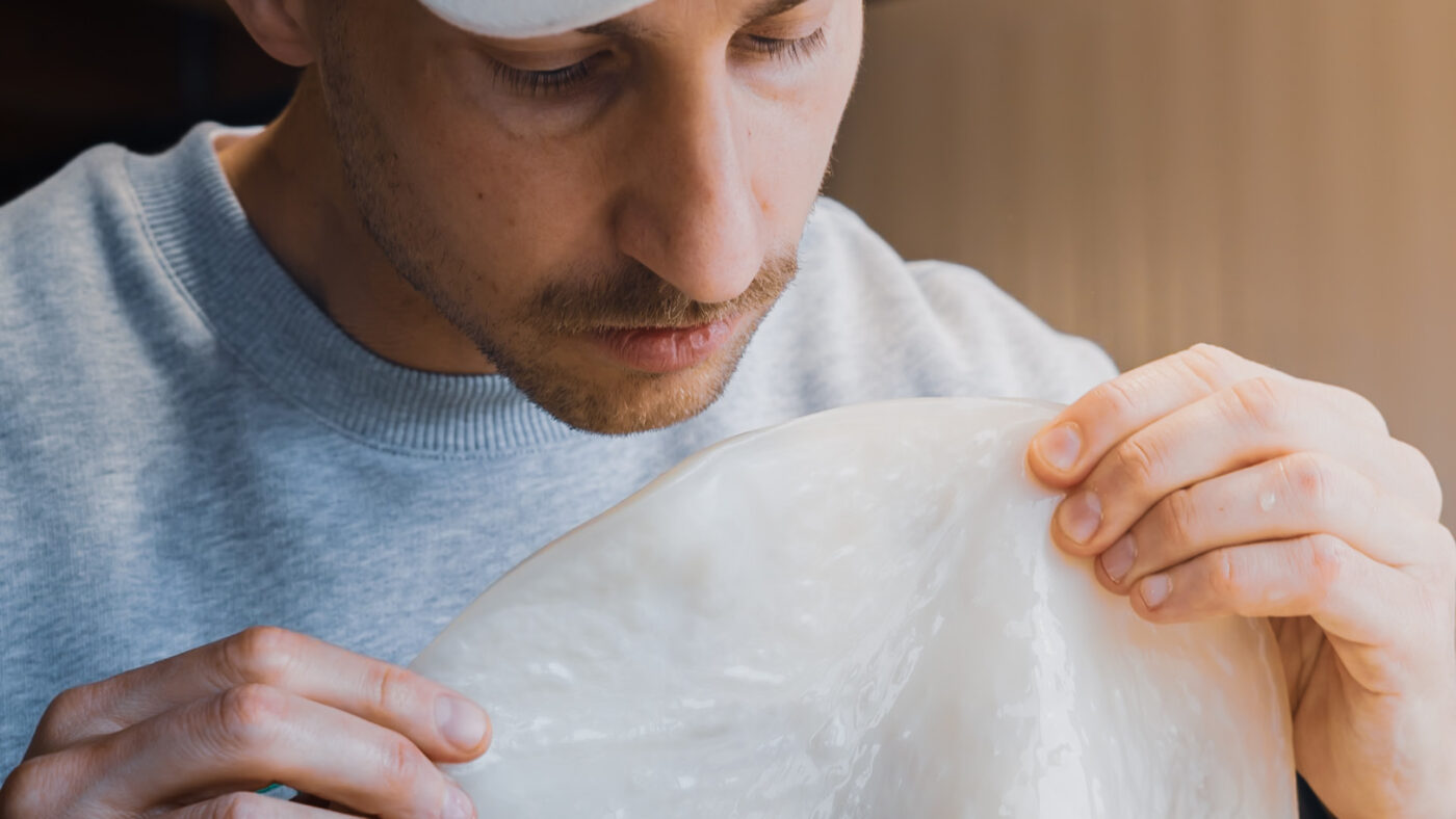 Eine Person hält einen Scoby.