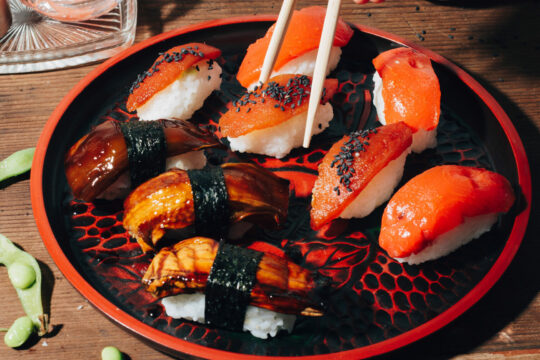 Ein Teller mit Sushi von oben.