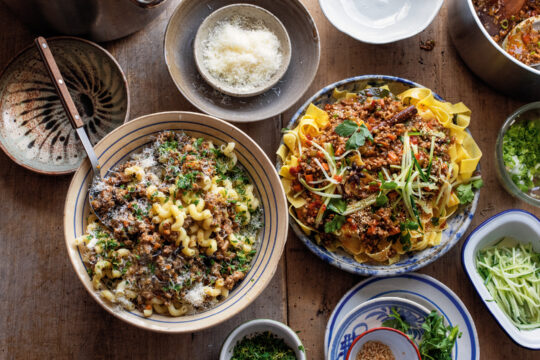 Zwei Teller voller Nudelgerichte von oben.