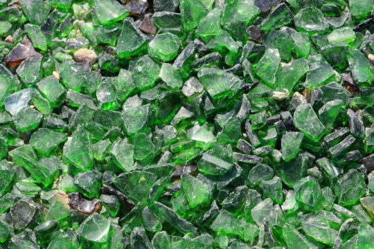 Viele grüne Glasscherben.