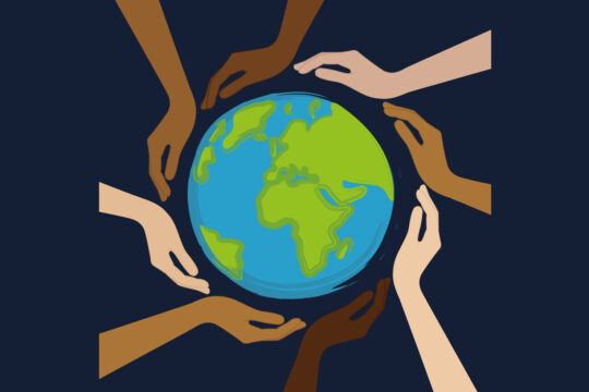 Eine Illustration der Erdkugel, die von verschiedenen Händen umrahmt wird.