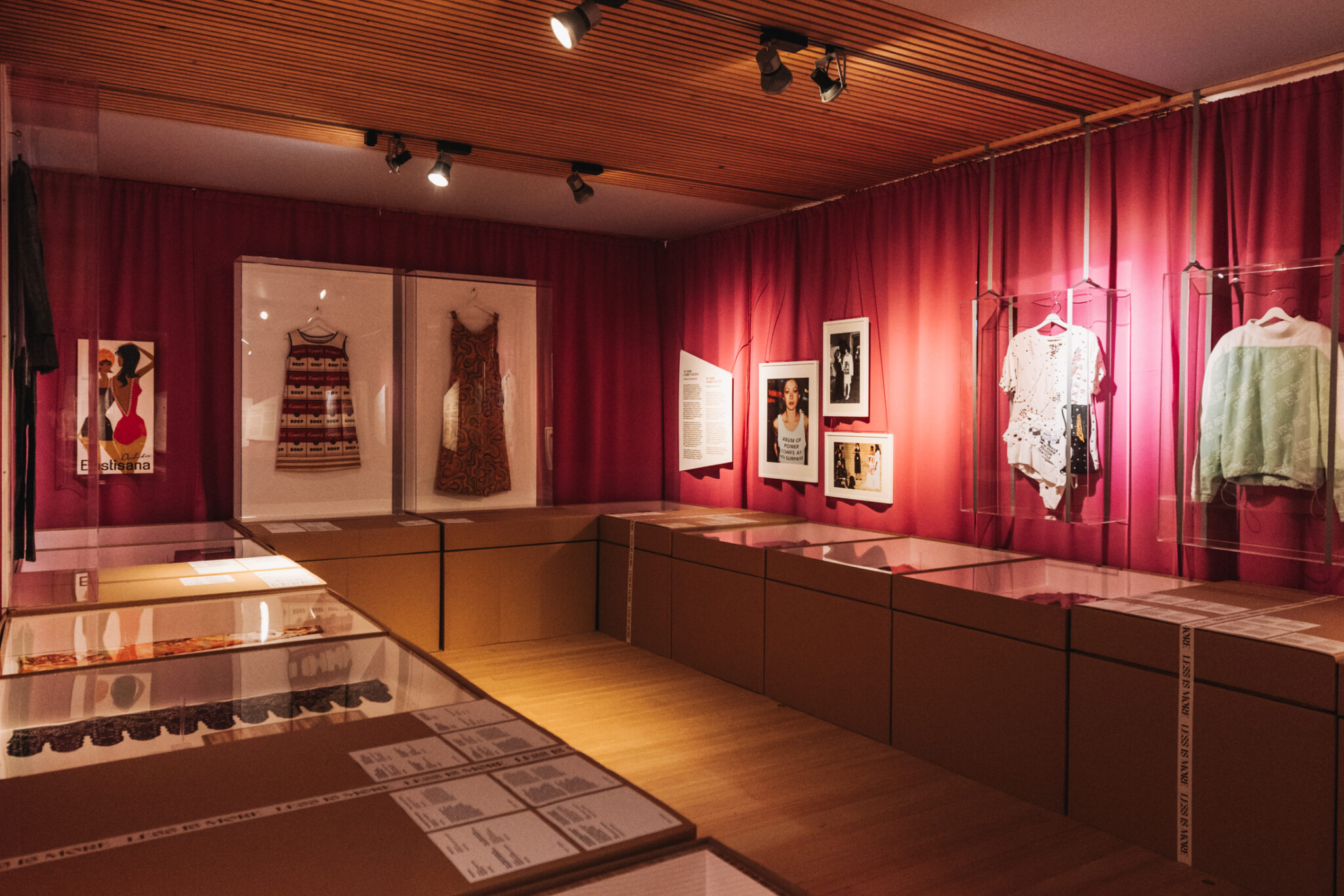 Ein Raum in dem mehrere Ausstellungsobjekte die mit Mode zu tun haben ausgestellt sind.