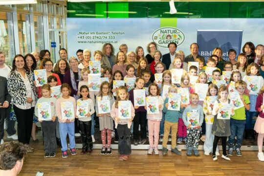 Viele Kinder stehen mit Urkunden und blicken in die Kamera.