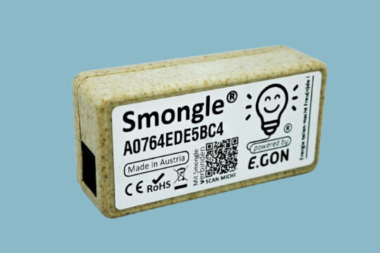Ein Produktfoto des Smongle, zu sehen ist eine rechteckige Box mit Aufdruck.