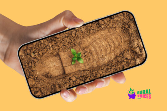 Eine Person hält eine rechteckige Box mit Erde, auf der ein Schuhabdruck zu sehen ist.