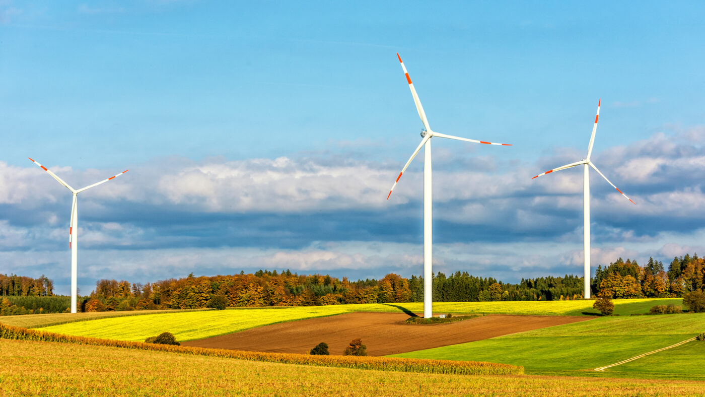Ein Windrad auf einem Feld.