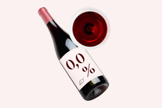 Eine Illustration einer Rotweinflasche und eines -Glases, auf der Flasche ist 0,0% gedruckt.