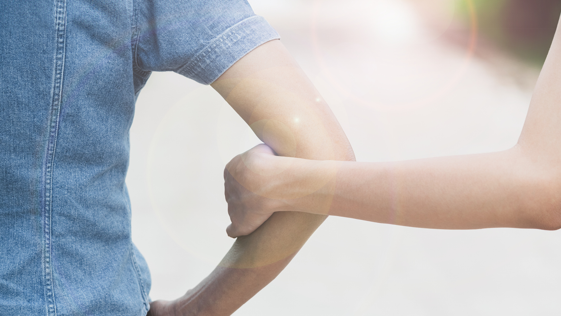 Eine Person hält eine andere am Arm.