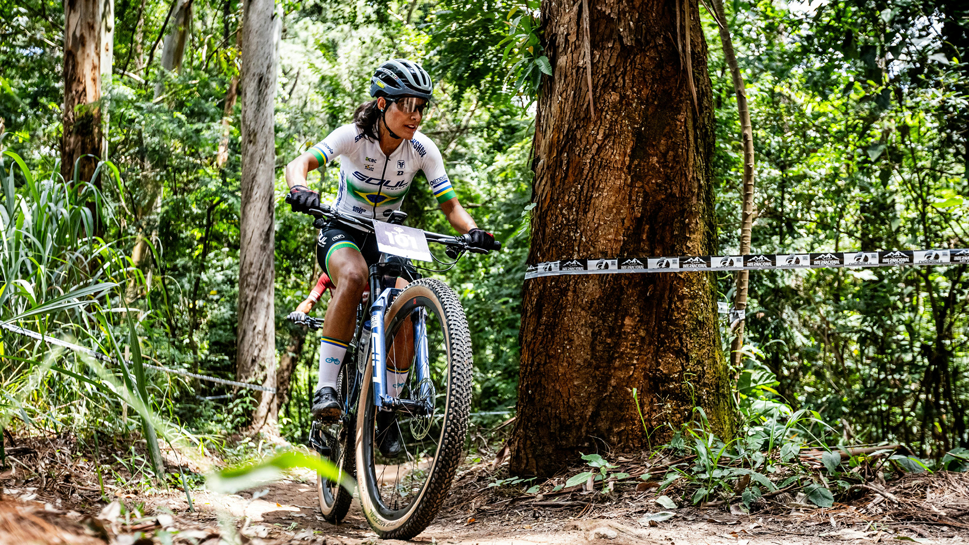 Eine Person fährt auf einem Mountainbike durch den Wald.