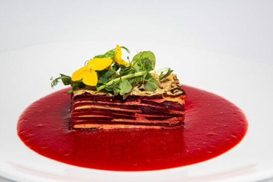 Ein Rote-Beete-Gratin auf weißem Teller.