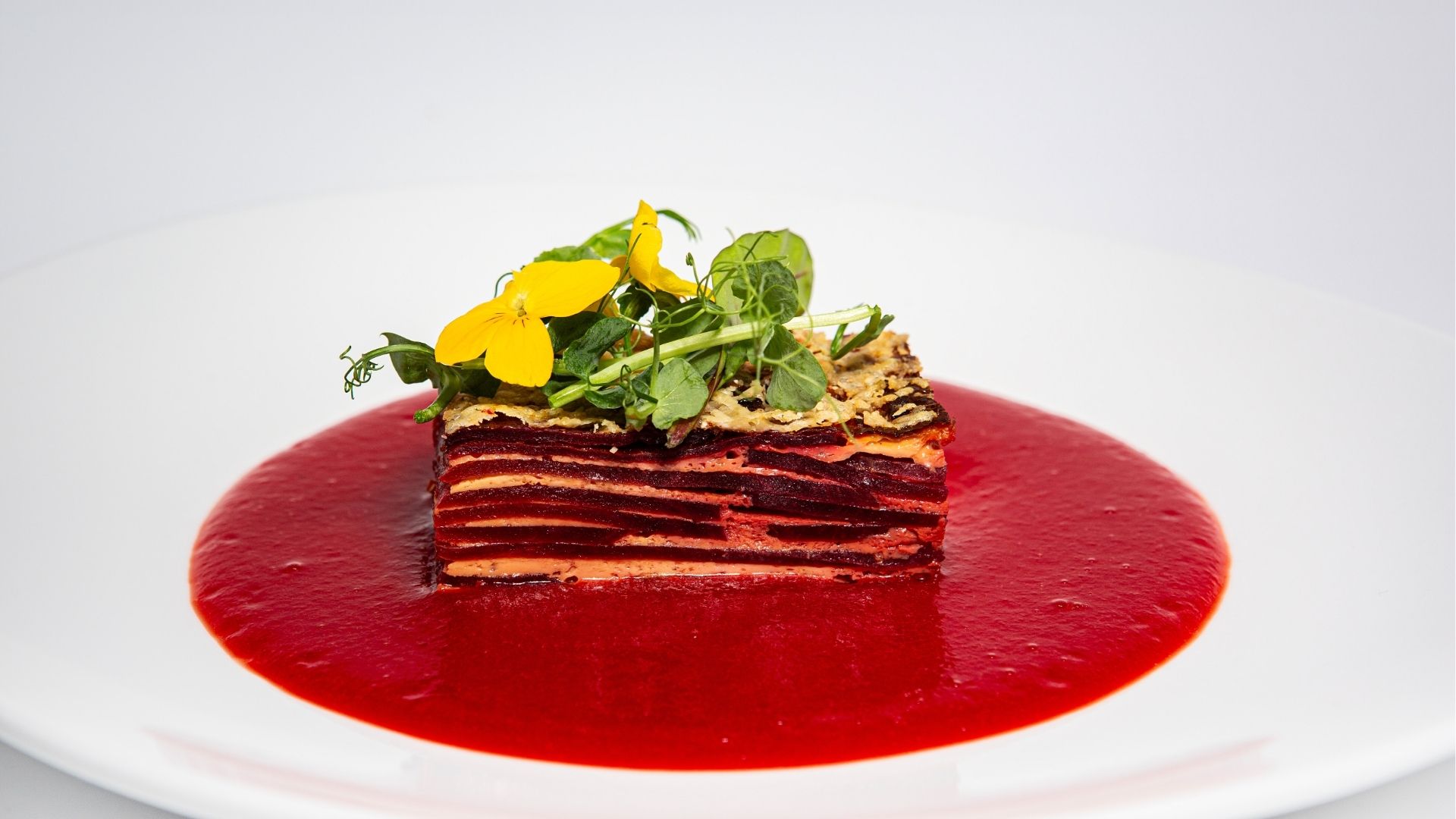 Ein Rote-Beete-Gratin auf weißem Teller.