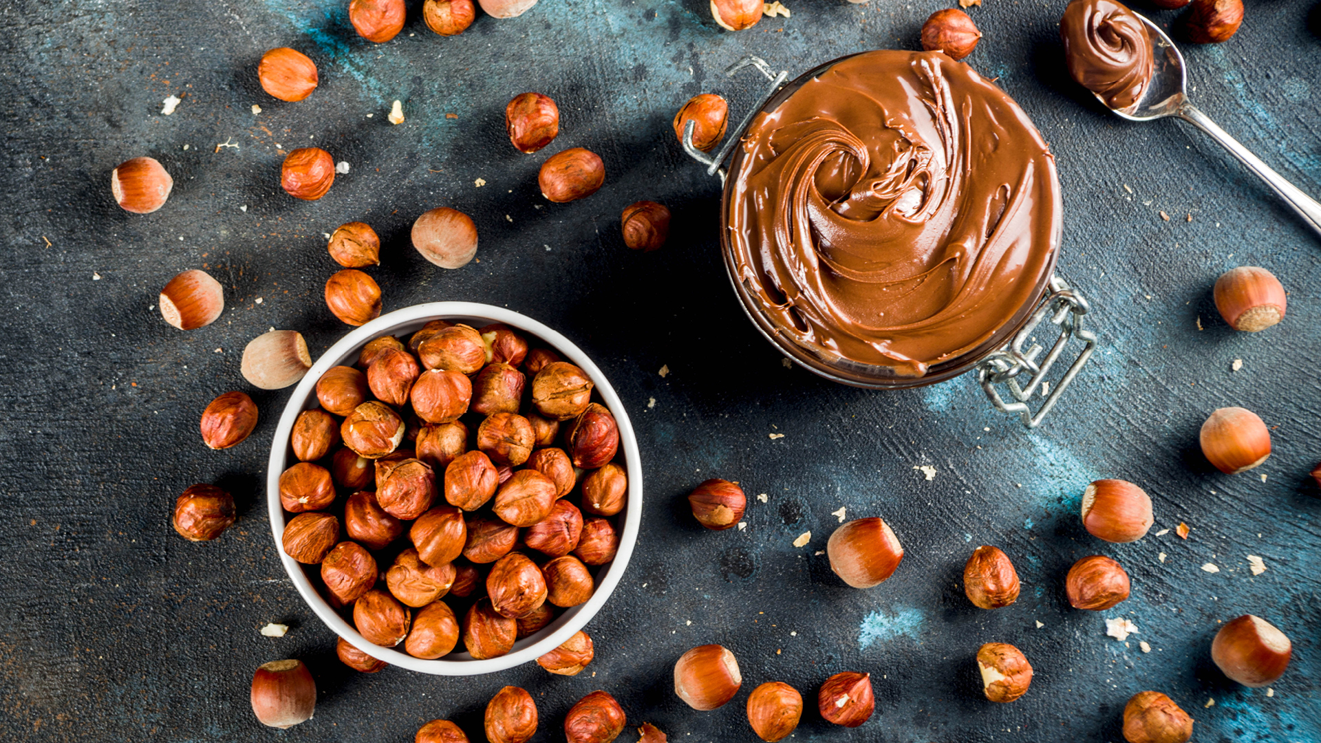 Hasenlnüsse und Haselnusscreme.