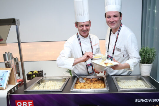 Zwei Köche beim Catering des Eurovision Song Contest.