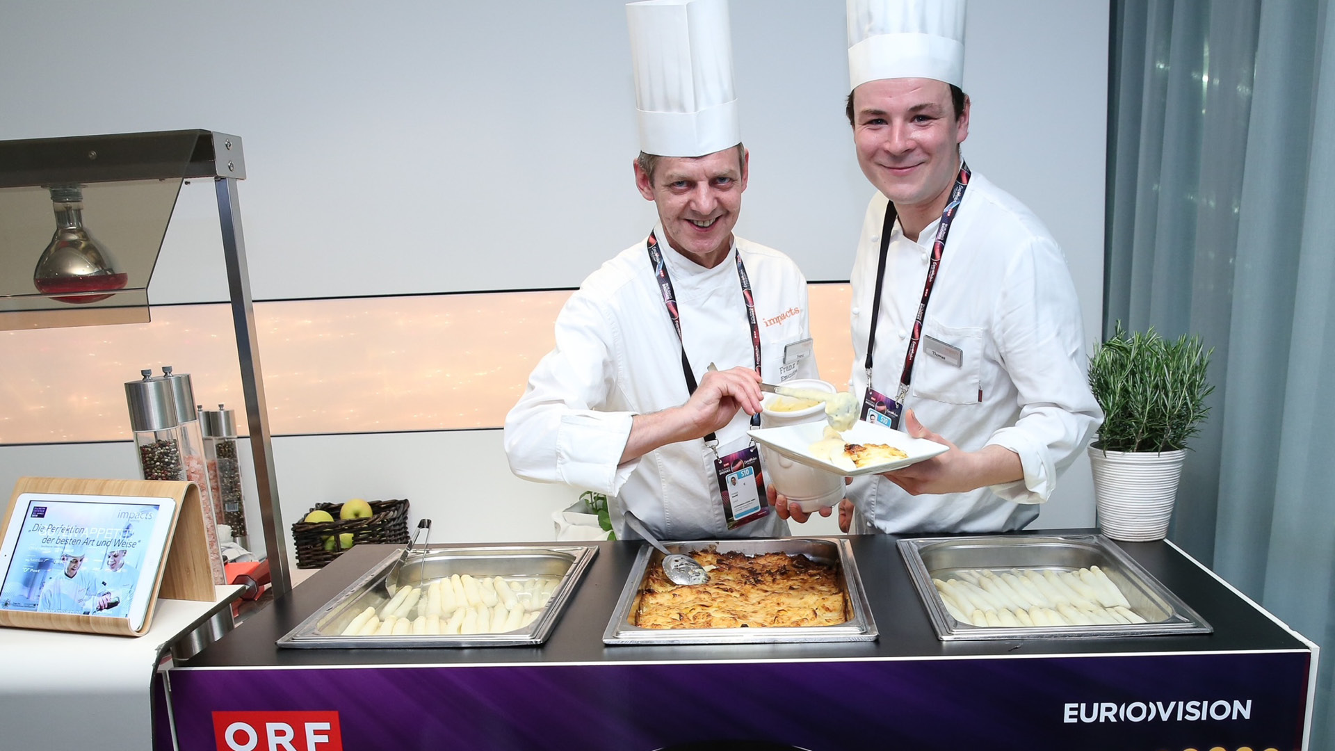 Zwei Köche beim Catering des Eurovision Song Contest.