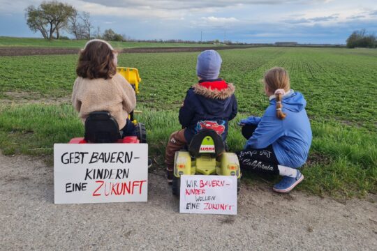 Erwartet werden nicht nur PS-starke Traktoren, sondern auch protestierende Bauernfamilien mit Kindern. (Bild: Ernst Tschida)
