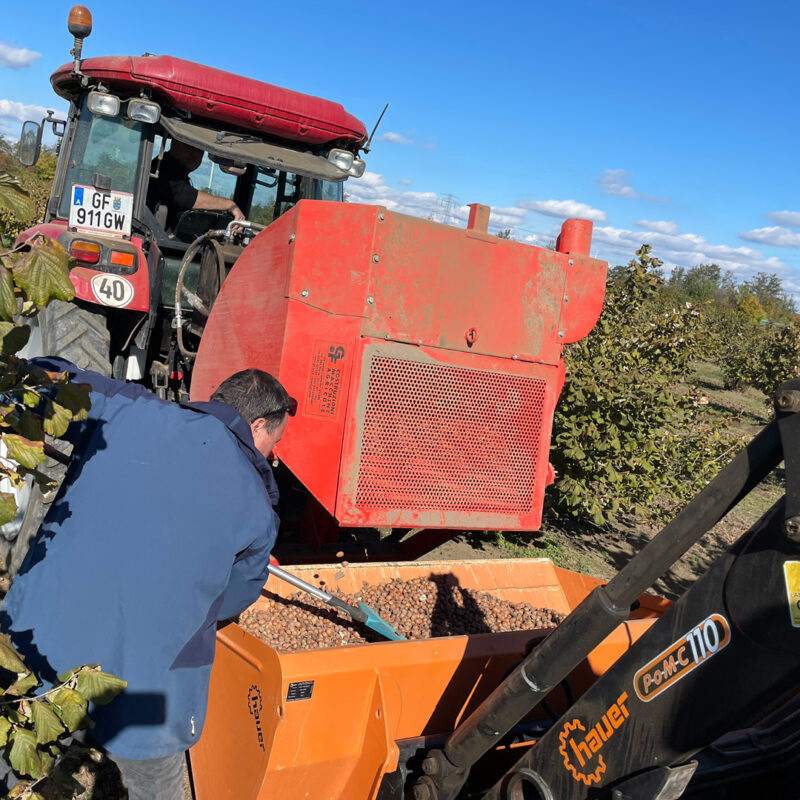 Biobauer Christoph Böckl belädt seinen Traktor.