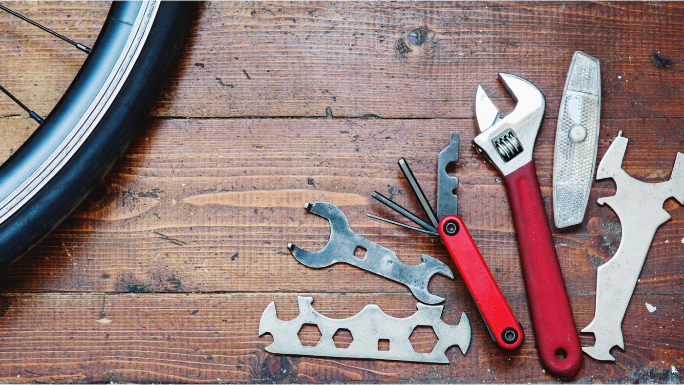 Innensechskant- und Innensechsrundschlüssel sowie ein Schraubendreher.