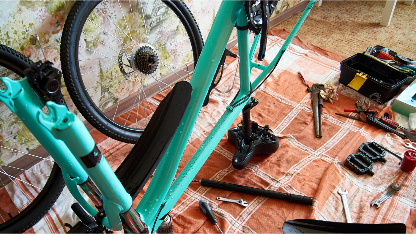 Ein Fahrrad wird durchgecheckt.