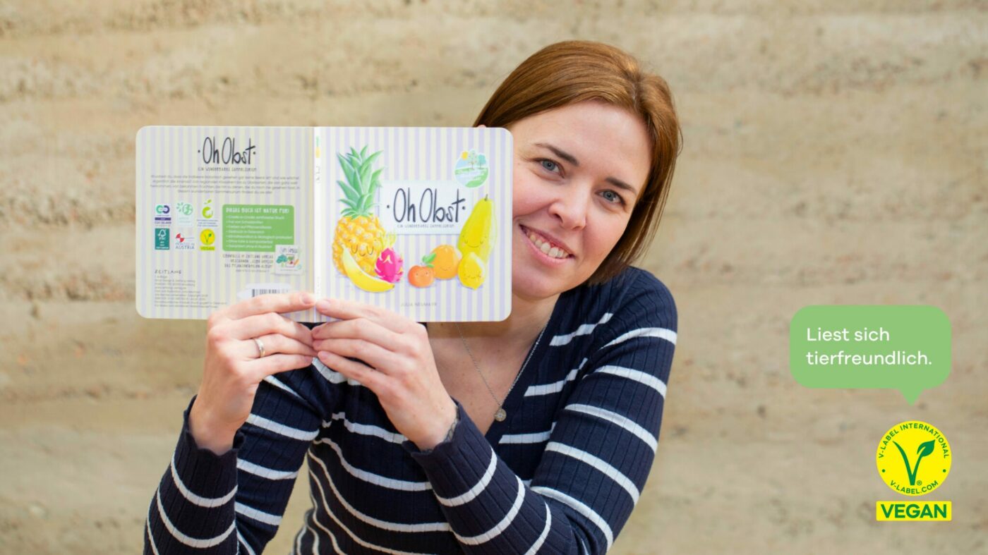Kerstin Gubicza (Druckerei Gugler) präsentiert das erste vegan zertifzierte Kinderpappebuch. (Bild: Gugler Medien GmbH / Jürgen Thoma)