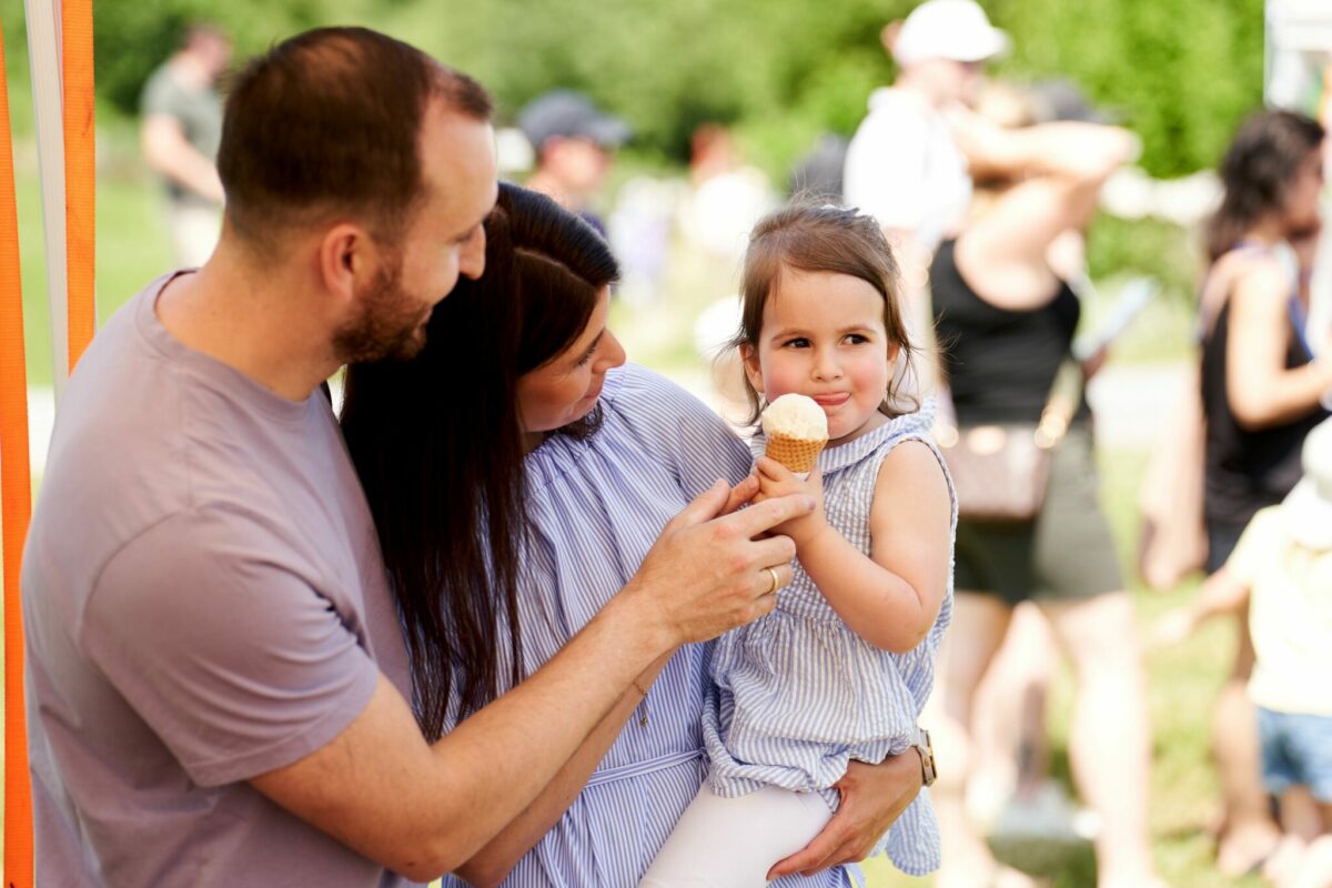 Eine Familie mit einem Kind, das Eis isst.