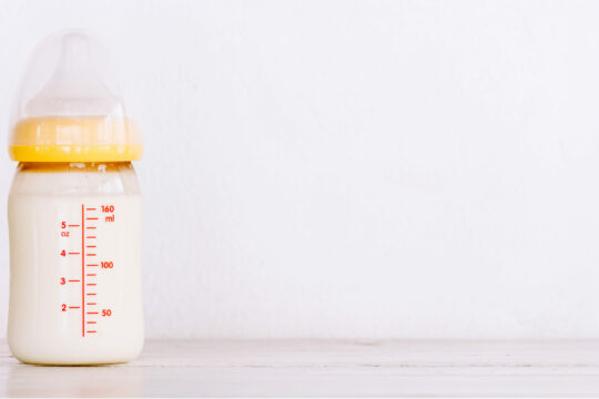 Eine Babyflasche aus Kunststoff.